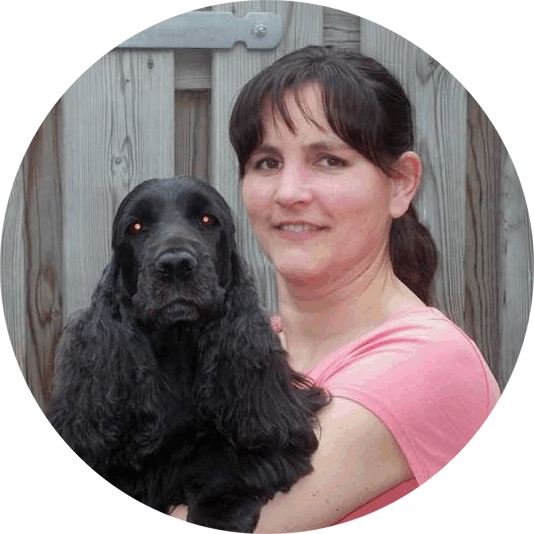 Natasja Timmermans met een zwarte Engelse cocker spaniel op de arm
